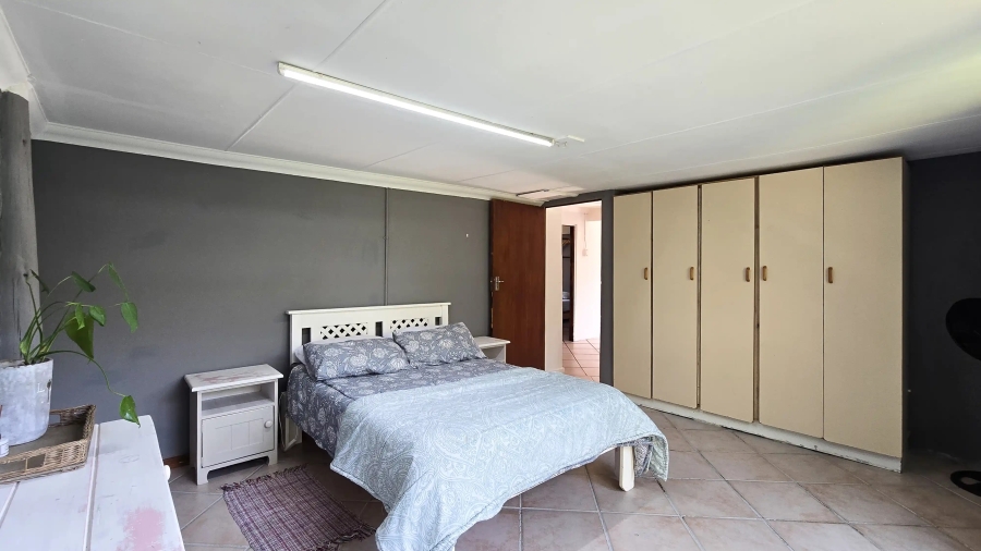 6 Bedroom Property for Sale in Cove Rock Eastern Cape